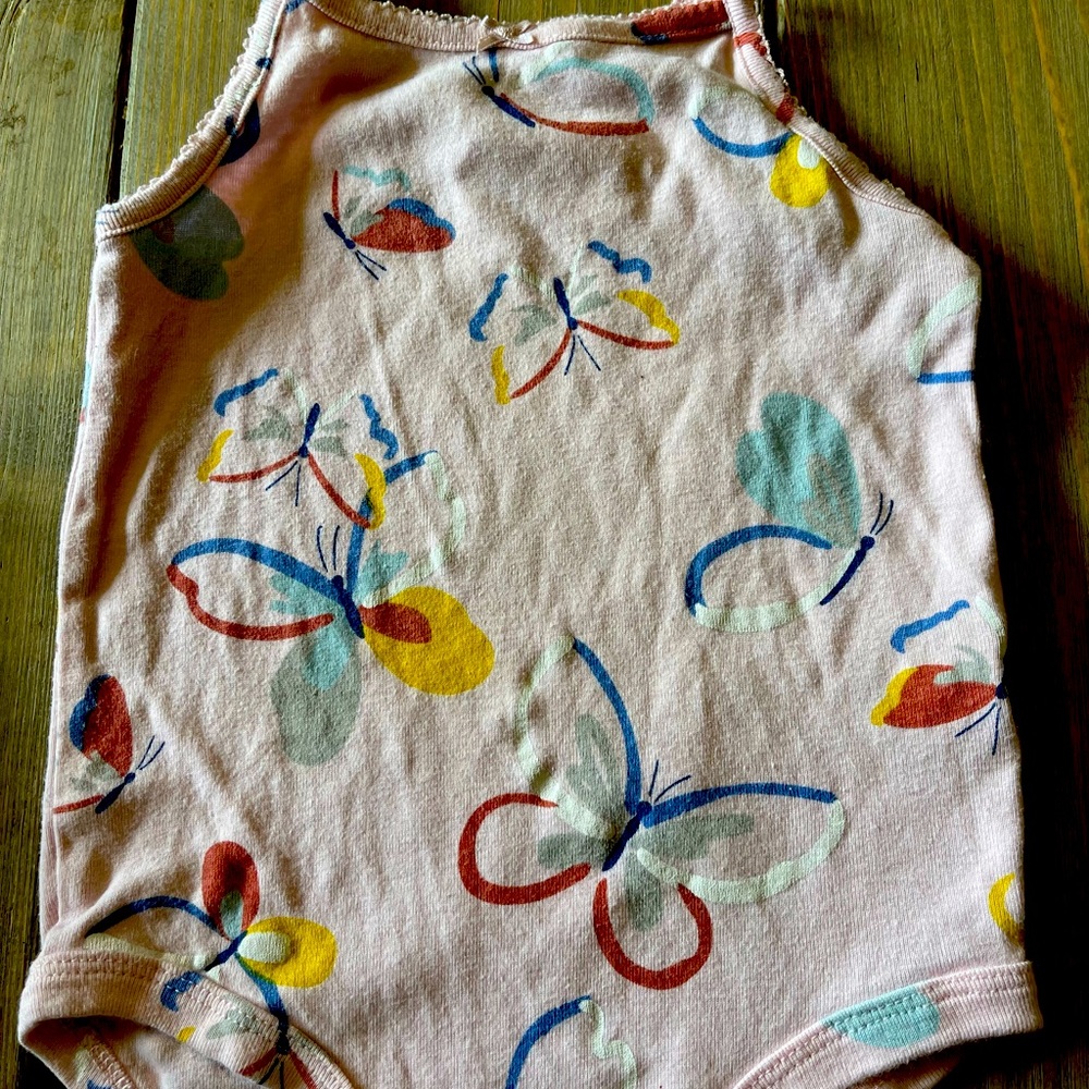 Size 18 months, Onesie, sleeveless scolloped arms. 3-button bottom